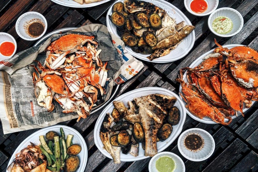 Thưởng thức hải sản tại các làng chài gần Eo Gió